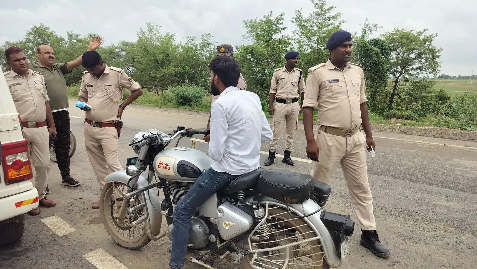 बाइक सवार के कागजात की जांच करती पुलिस | Prabhat Khabar Network बाइक सवार के कागजात की जांच करती पुलिस | Prabhat Khabar Network