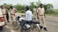 कैमूर: शराब तस्करी पर नकेल के लिए पुलिस का एक्शन, नुआंव में वाहन जांच अभियान, 20 बाइक चालकों से वसूला गया हजारों का जुर्माना