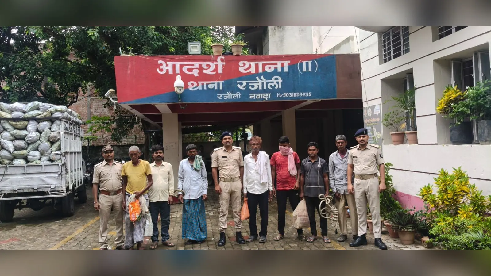 फोटो :- थाना परिसर से जेल जाते गिरफ्तार वारंटी | Prabhat Khabar Network फोटो :- थाना परिसर से जेल जाते गिरफ्तार वारंटी | Prabhat Khabar Network