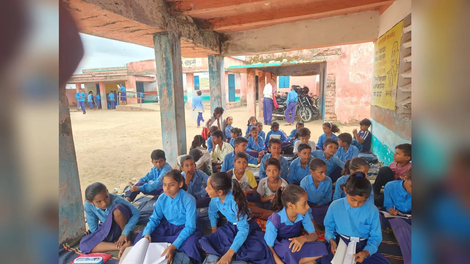 बुधुआ का जर्जर राजकीय मध्य विद्यालय बरामदे में बैठकर पढ़ने बच्चे | Prabhat Khabar Network बुधुआ का जर्जर राजकीय मध्य विद्यालय बरामदे में बैठकर पढ़ने बच्चे | Prabhat Khabar Network