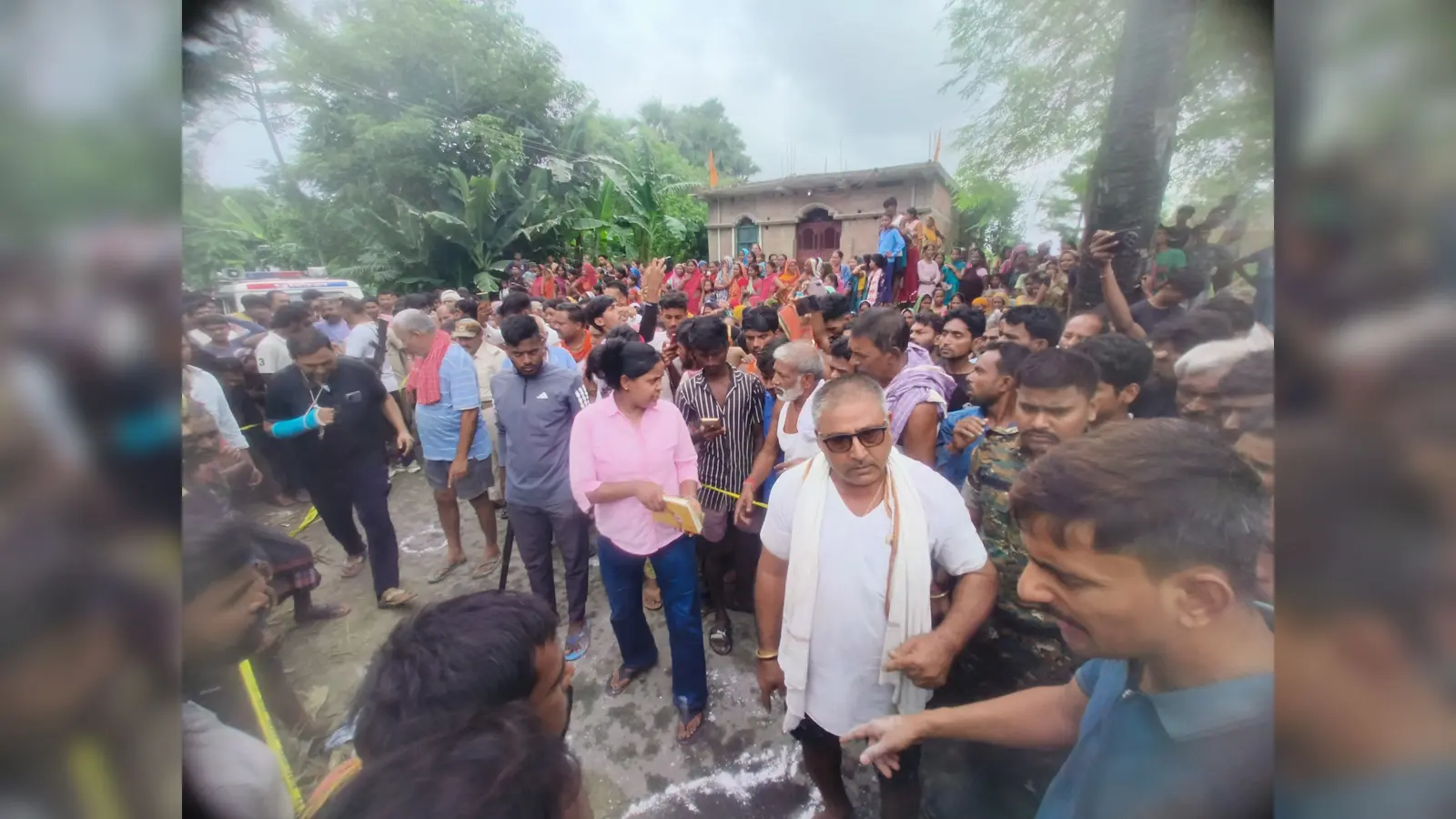 उग्र लोगों को समझाती पुलिस। बुद्धिजीवी ग्रामीणों ने पुलिस का किया सहयोग। | Prabhat Khabar Network उग्र लोगों को समझाती पुलिस। बुद्धिजीवी ग्रामीणों ने पुलिस का किया सहयोग। | Prabhat Khabar Network