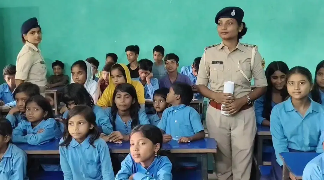 फोटो:35-जोकीहाट के महलगांव उच्च विद्यालय में जागरूक करतीं पुलिस अधिकारी | Prabhat Khabar Network फोटो:35-जोकीहाट के महलगांव उच्च विद्यालय में जागरूक करतीं पुलिस अधिकारी | Prabhat Khabar Network