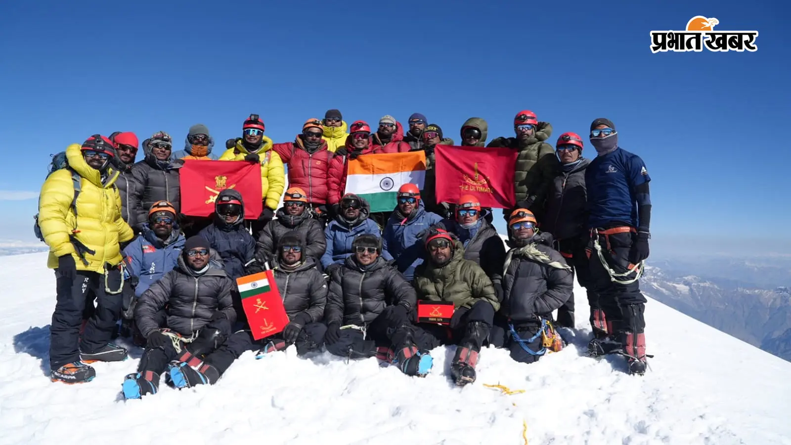 माउंट कुन के शिखर पर लेफ्टिनेंट जय प्रकाश (तिरंगे के साथ). फोटो: प्रभात खबर माउंट कुन के शिखर पर लेफ्टिनेंट जय प्रकाश (तिरंगे के साथ). फोटो: प्रभात खबर