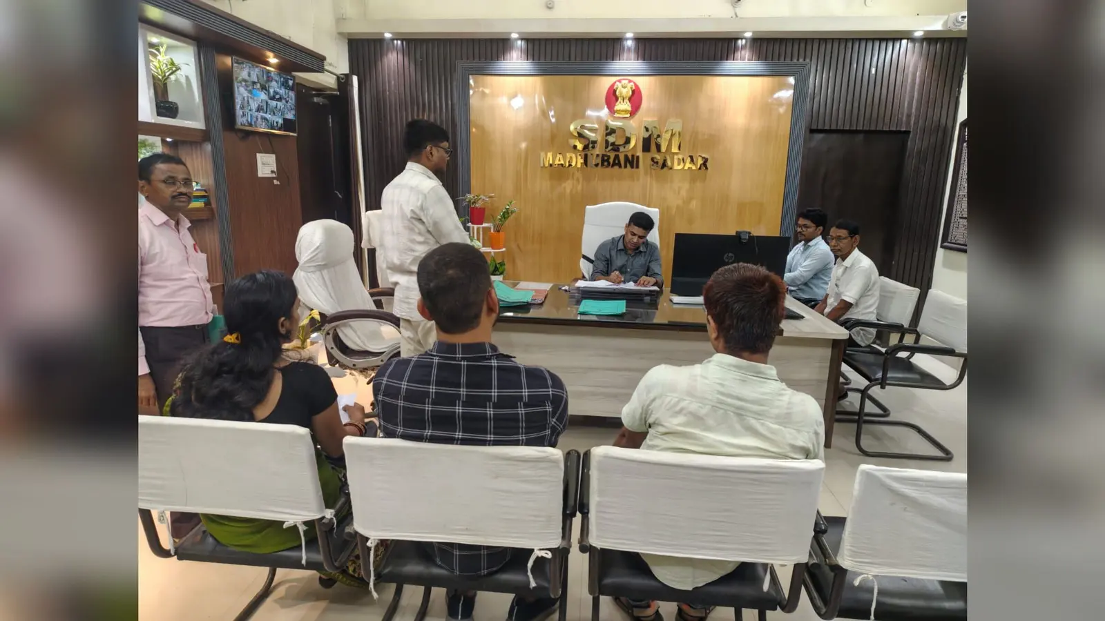 फोटो परिचय: धान अधिप्राप्ति को लेकर बैठक करते एसडीओ सदर | Prabhat Khabar Network फोटो परिचय: धान अधिप्राप्ति को लेकर बैठक करते एसडीओ सदर | Prabhat Khabar Network