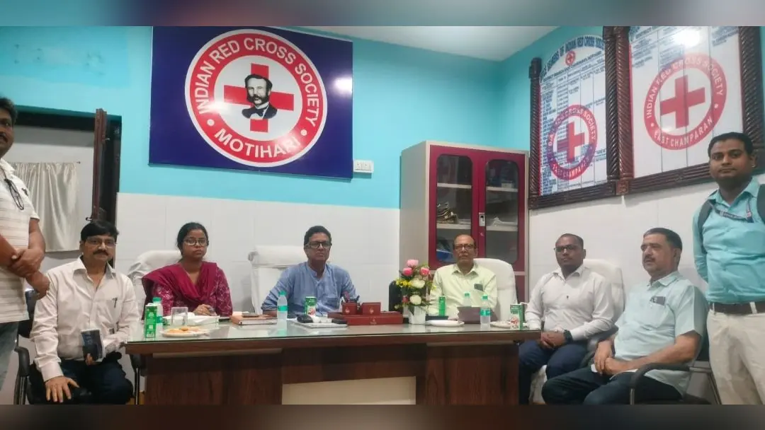 रेड क्रॉस में बैठक में शामिल अधिकारीगण | Prabhat Khabar Network रेड क्रॉस में बैठक में शामिल अधिकारीगण | Prabhat Khabar Network