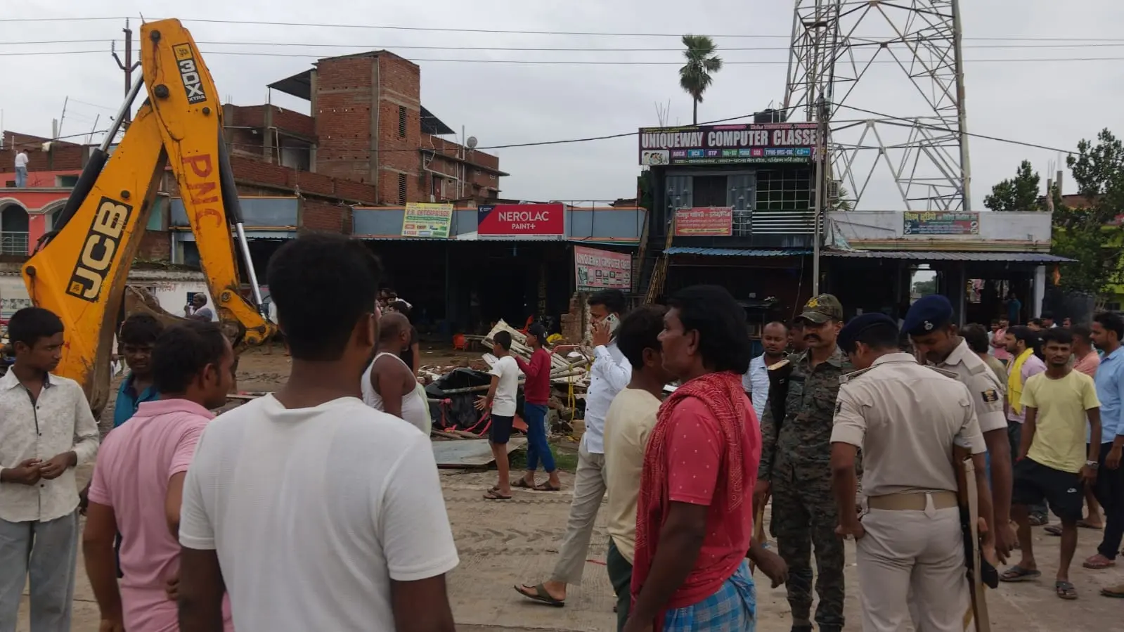 कायमनगर बाजार पर जेसीबी से अतिक्रमण हटाती प्रशासन की टीम | Prabhat Khabar Network कायमनगर बाजार पर जेसीबी से अतिक्रमण हटाती प्रशासन की टीम | Prabhat Khabar Network