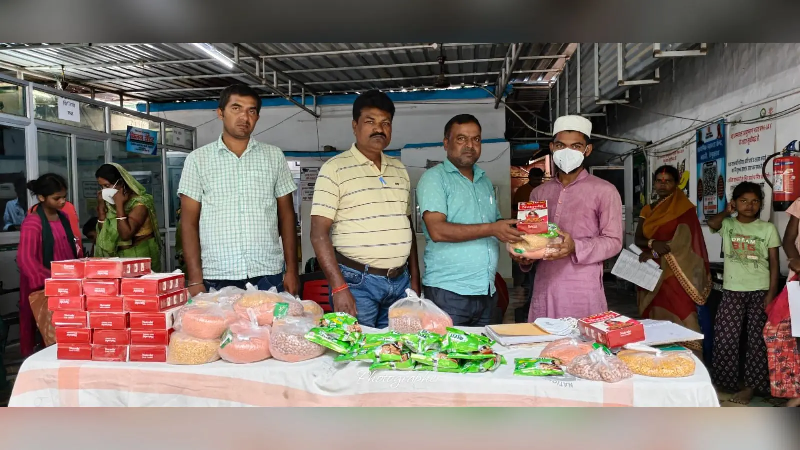 बखरी पीएचसी में टीबी मरीजों को बीच वितरण करते हुए निश्चय पोषण किट | Prabhat Khabar Network बखरी पीएचसी में टीबी मरीजों को बीच वितरण करते हुए निश्चय पोषण किट | Prabhat Khabar Network