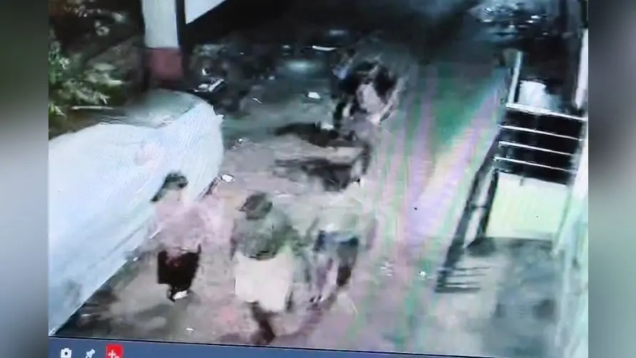 चोरी कर भागते चोर, बींये विखरा सामान | Prabhat Khabar Network चोरी कर भागते चोर, बींये विखरा सामान | Prabhat Khabar Network