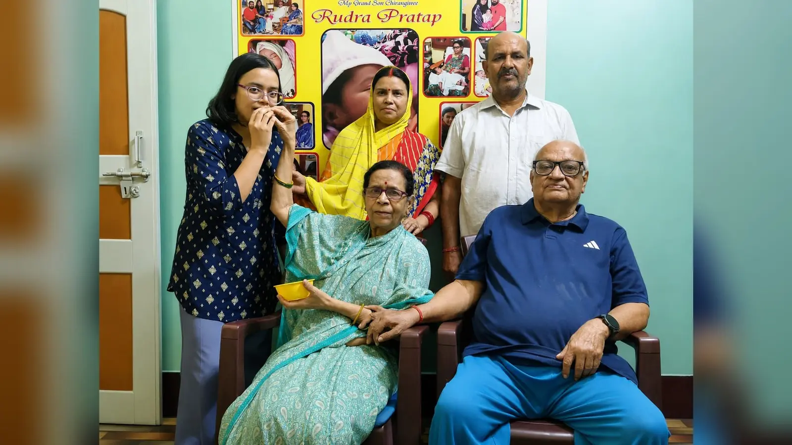 परिजनाें के साथ बैठी हर्षिता कौशिक | Prabhat Khabar Network परिजनाें के साथ बैठी हर्षिता कौशिक | Prabhat Khabar Network