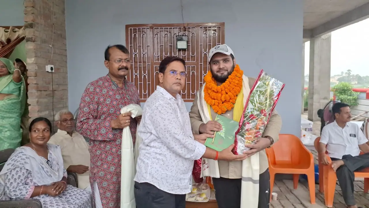 -फोटो-21- नवनीत राज को सम्मानित करते जदयू के प्रदेश सचिव | Prabhat Khabar Network -फोटो-21- नवनीत राज को सम्मानित करते जदयू के प्रदेश सचिव | Prabhat Khabar Network