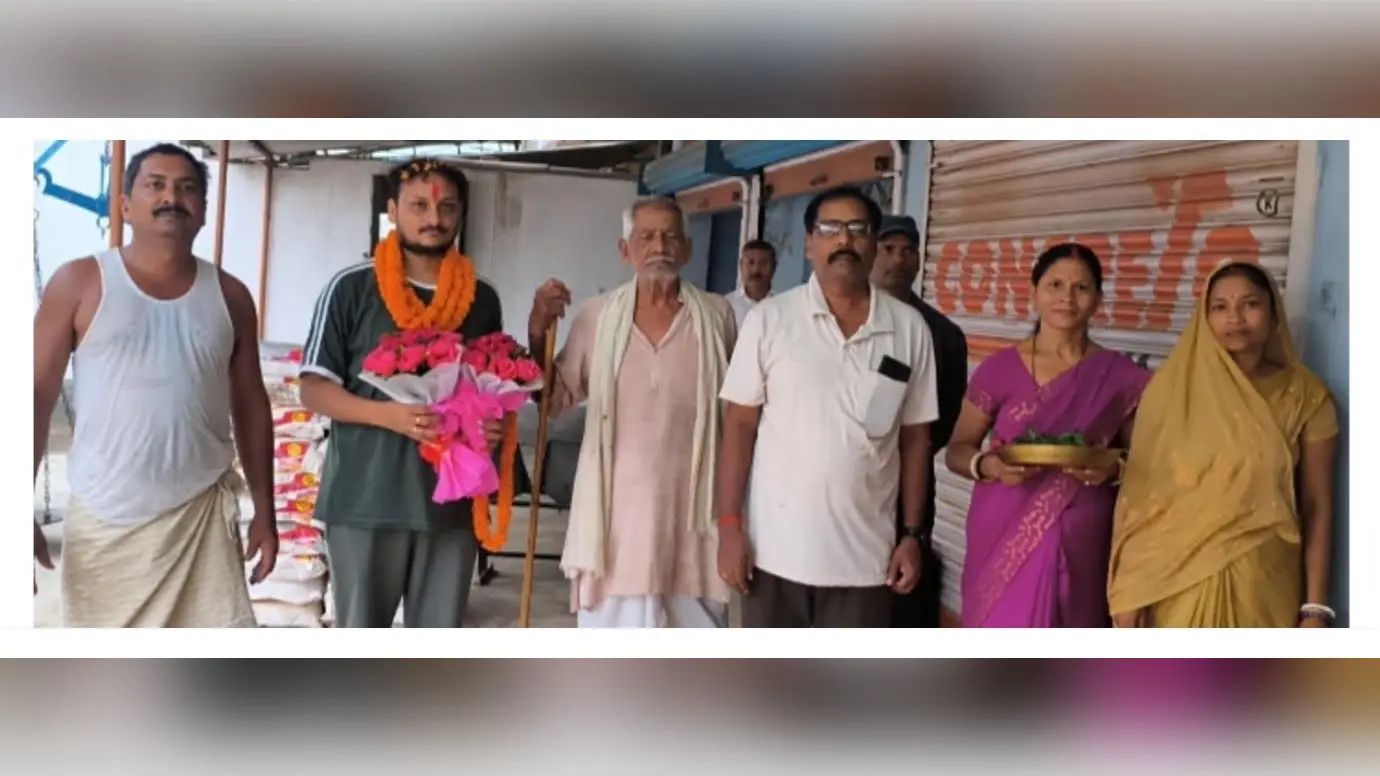 सफल बेटे का स्वागत करते परिवार के सदस्य | Prabhat Khabar Network सफल बेटे का स्वागत करते परिवार के सदस्य | Prabhat Khabar Network