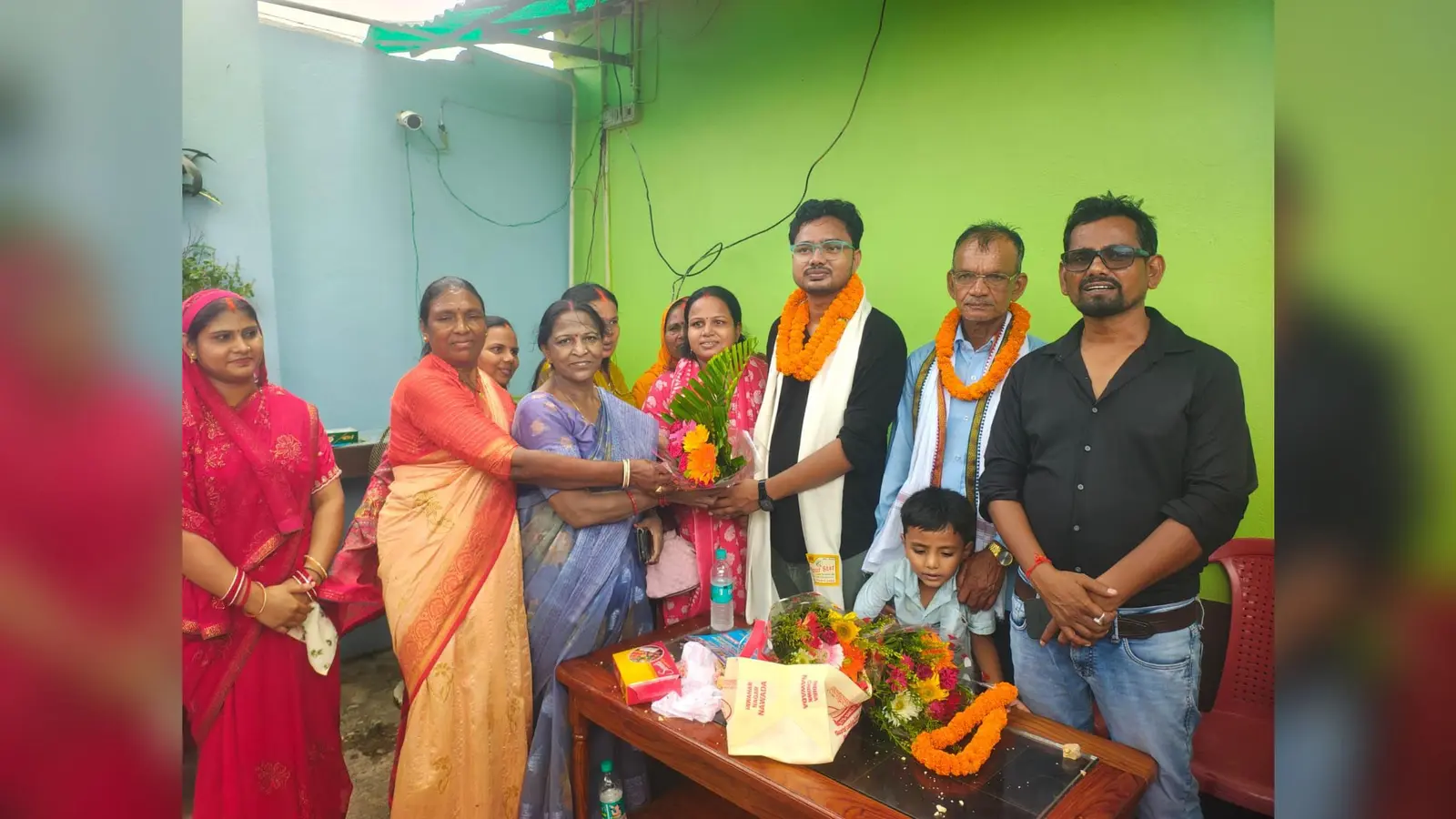 सफल विद्यार्थी को सम्मानित करते समाज के लोग | Prabhat Khabar Network सफल विद्यार्थी को सम्मानित करते समाज के लोग | Prabhat Khabar Network