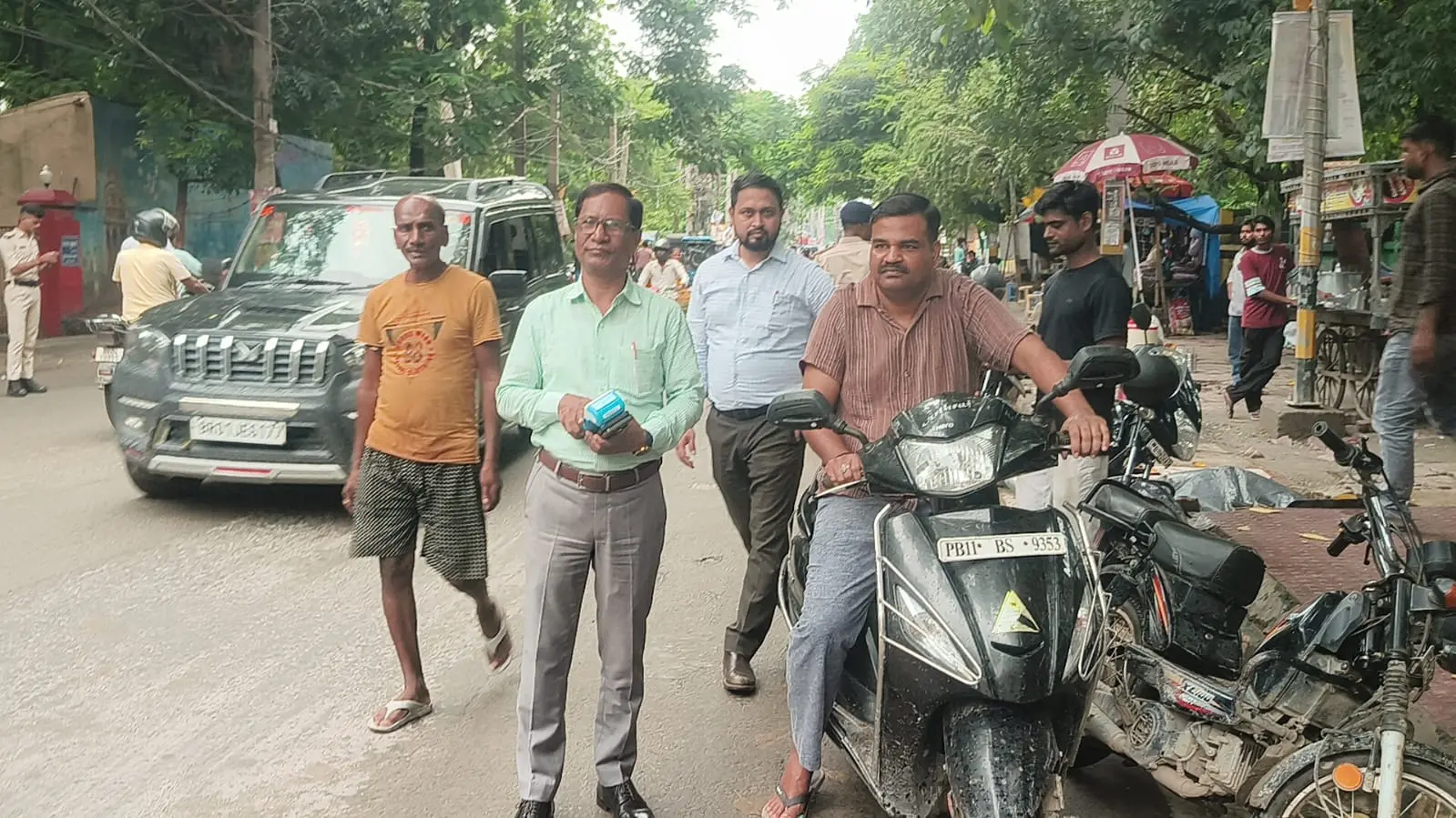 फोटो, कारवाई करती परिवहन विभाग व यातायात पुलिस की टीम | Prabhat Khabar Network फोटो, कारवाई करती परिवहन विभाग व यातायात पुलिस की टीम | Prabhat Khabar Network