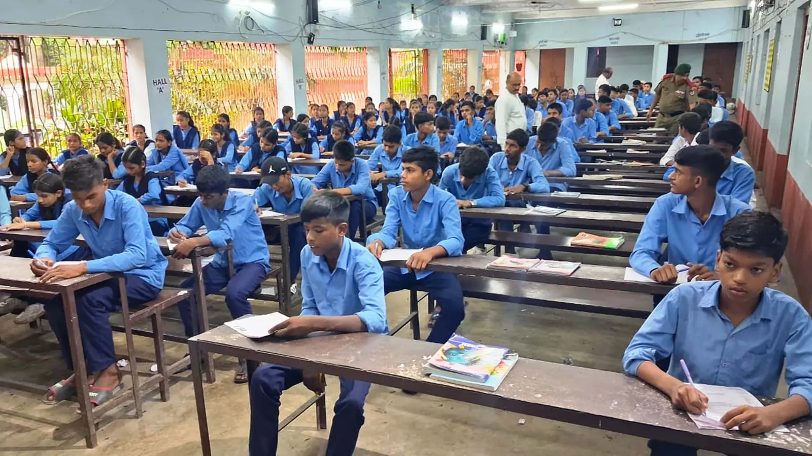 फोटो कैप्शन : श्री शंकर इंटर स्कूल, तकिया में आयोजित एनसीसी भर्ती प्रक्रिया के तहत लिखित परीक्षा देते स्टूडेंट्स | Prabhat Khabar Network फोटो कैप्शन : श्री शंकर इंटर स्कूल, तकिया में आयोजित एनसीसी भर्ती प्रक्रिया के तहत लिखित परीक्षा देते स्टूडेंट्स | Prabhat Khabar Network