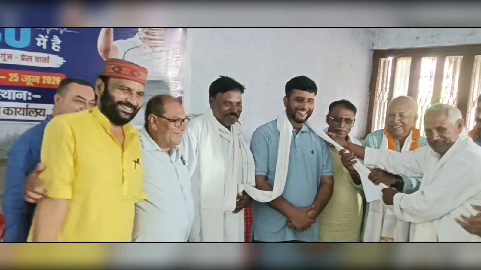 खुशी मनाते कांग्रेसी | Prabhat Khabar Network खुशी मनाते कांग्रेसी | Prabhat Khabar Network
