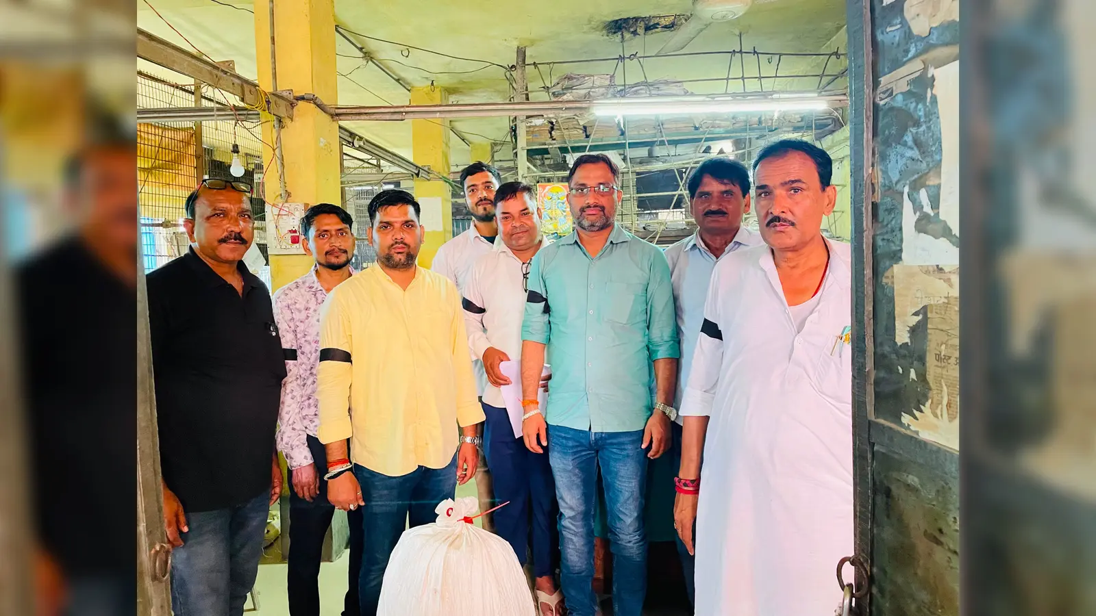मैरवा उप डाकघर में काली पट्टी बांधकर कर्मचारी कार्य करते हुए | Prabhat Khabar Network मैरवा उप डाकघर में काली पट्टी बांधकर कर्मचारी कार्य करते हुए | Prabhat Khabar Network