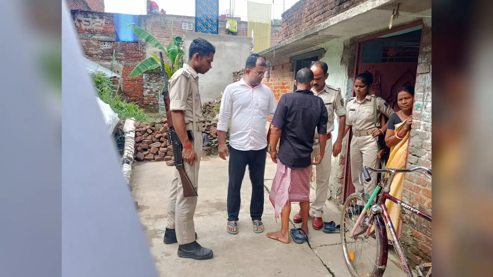 छापामारी कर गिरफ्तारी करते पुलिस एवं शाखा प्रबंधक | Prabhat Khabar Network छापामारी कर गिरफ्तारी करते पुलिस एवं शाखा प्रबंधक | Prabhat Khabar Network