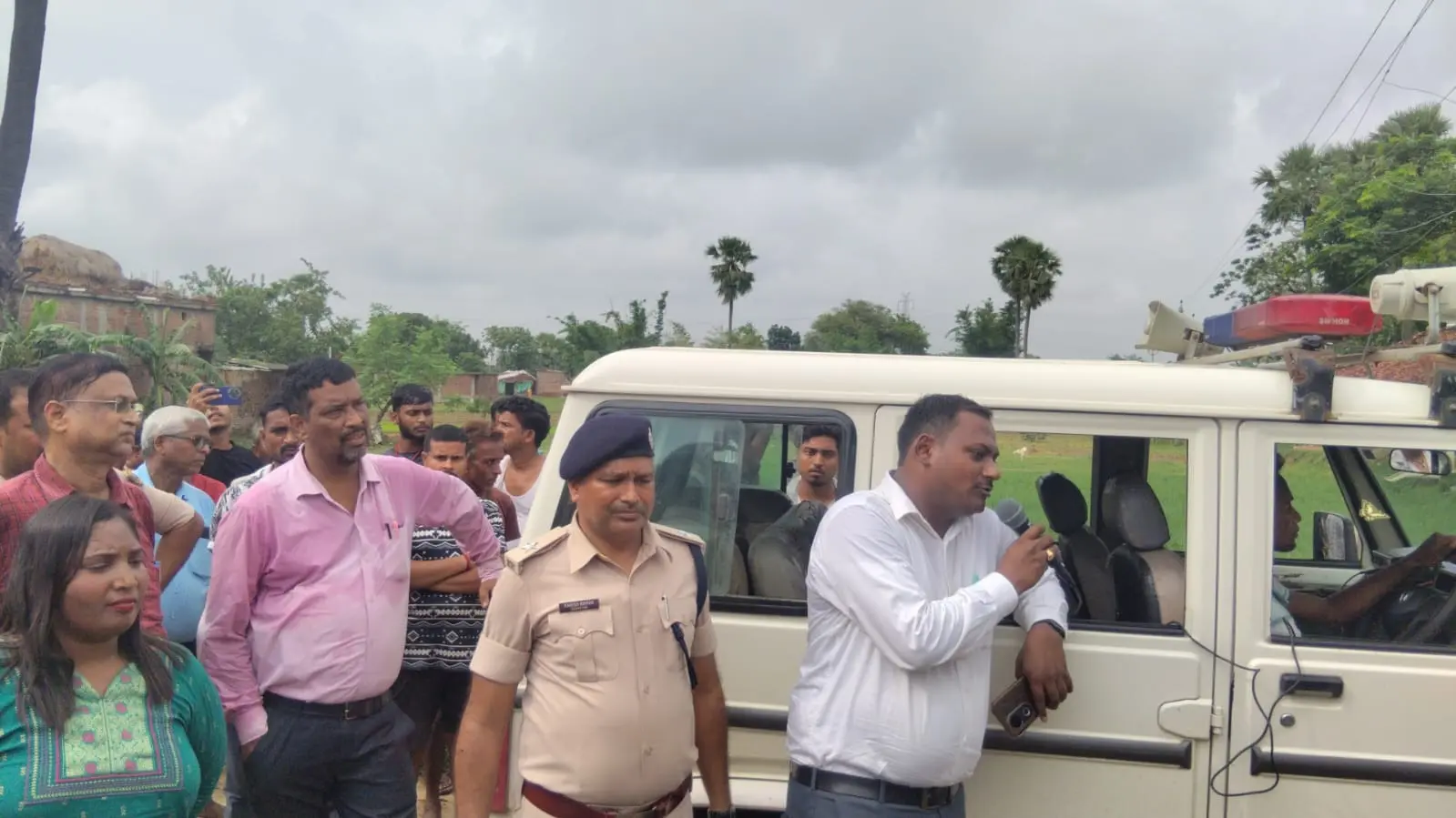फोटो:ईटहरी गांव में अतिक्रमण हटाते पदाधिकारी गण | Prabhat Khabar Network फोटो:ईटहरी गांव में अतिक्रमण हटाते पदाधिकारी गण | Prabhat Khabar Network