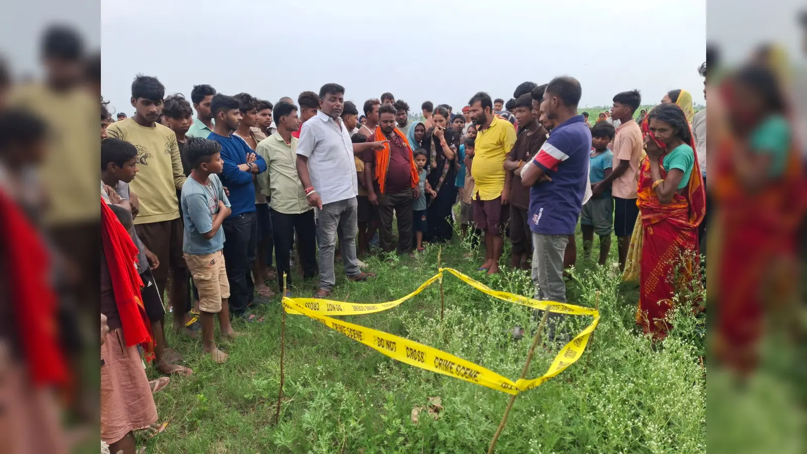 मौके पर जुटी लोगों भीड़ छानबीन में जुटी पुलिस | Prabhat Khabar Network मौके पर जुटी लोगों भीड़ छानबीन में जुटी पुलिस | Prabhat Khabar Network