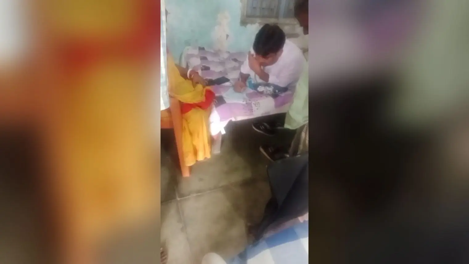 फोटो - कमरे में लेट कर दवाई लिखते डॉ | Prabhat Khabar Network फोटो - कमरे में लेट कर दवाई लिखते डॉ | Prabhat Khabar Network
