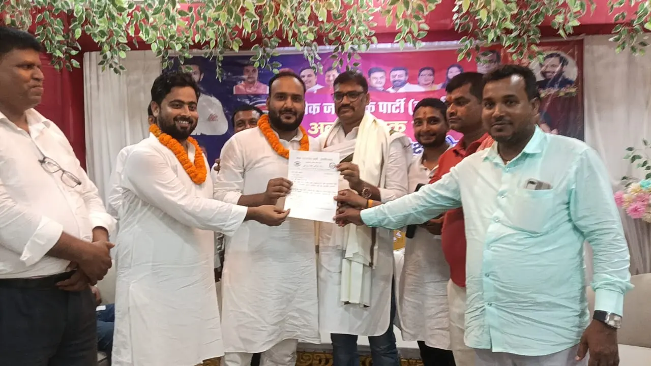 पार्टी के पदाधिकारी बनाए जाने को लेकर मनोनयन पत्र देते प्रदेश अध्यक्ष | Prabhat Khabar Network पार्टी के पदाधिकारी बनाए जाने को लेकर मनोनयन पत्र देते प्रदेश अध्यक्ष | Prabhat Khabar Network