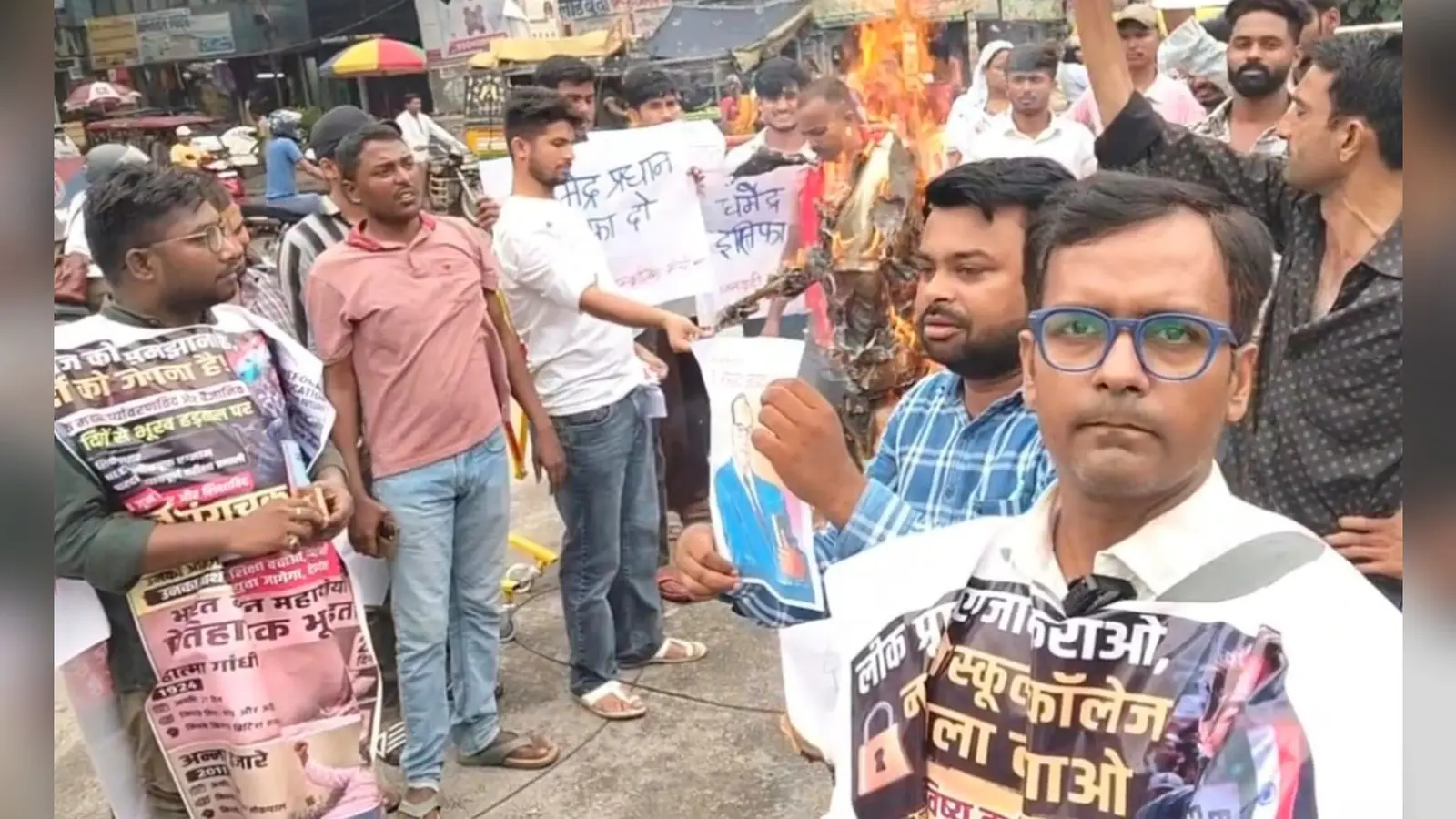 पुतला दहन करते छात्र नेता | Prabhat Khabar Network पुतला दहन करते छात्र नेता | Prabhat Khabar Network