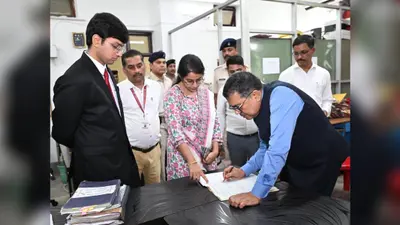 डीसी ने किया कार्यालयों का निरीक्षण, अनुपस्थित मिले कई कर्मी