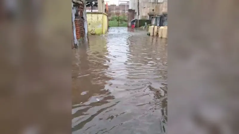 चास के कई मुहल्लों की सड़कों में जलजमाव, परेशानी