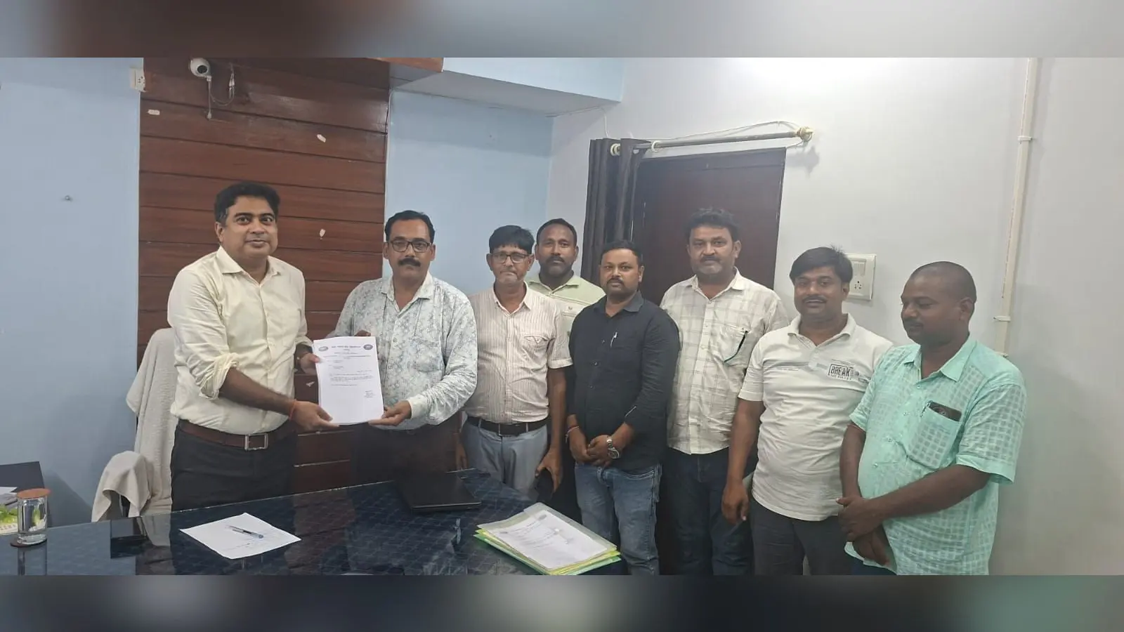 फोटो संख्या : 4 बीडीओ को संचिका सौंपते शिक्षक संघ के सदस्य | Prabhat Khabar Network फोटो संख्या : 4 बीडीओ को संचिका सौंपते शिक्षक संघ के सदस्य | Prabhat Khabar Network