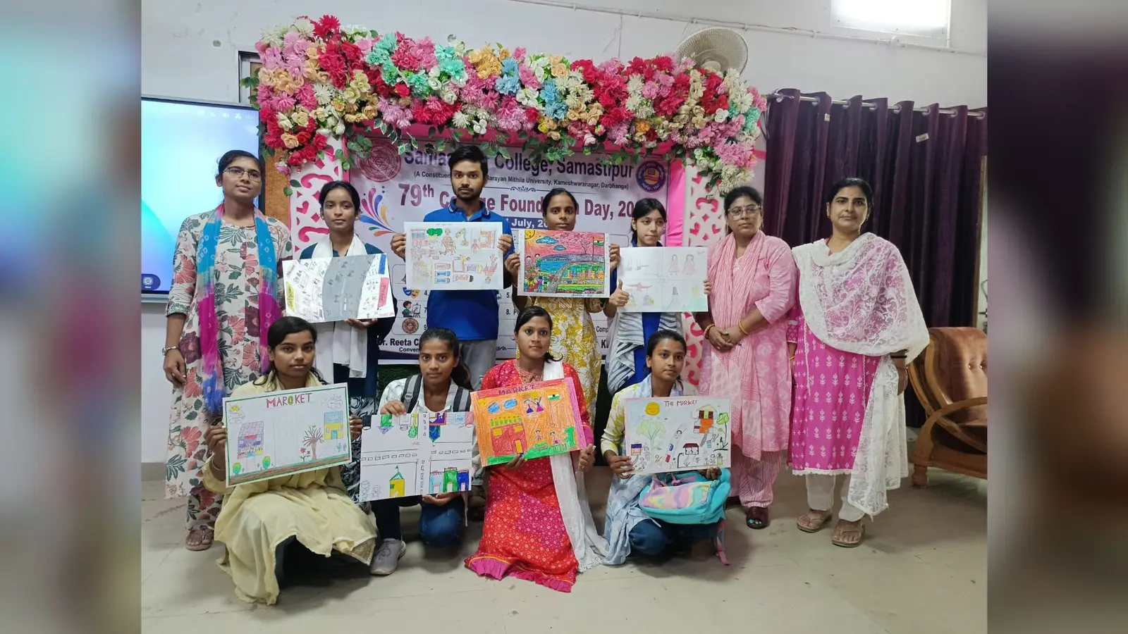 अपनी अपनी पेटिंग दिखाते प्रतिभागीगण | Prabhat Khabar Network अपनी अपनी पेटिंग दिखाते प्रतिभागीगण | Prabhat Khabar Network