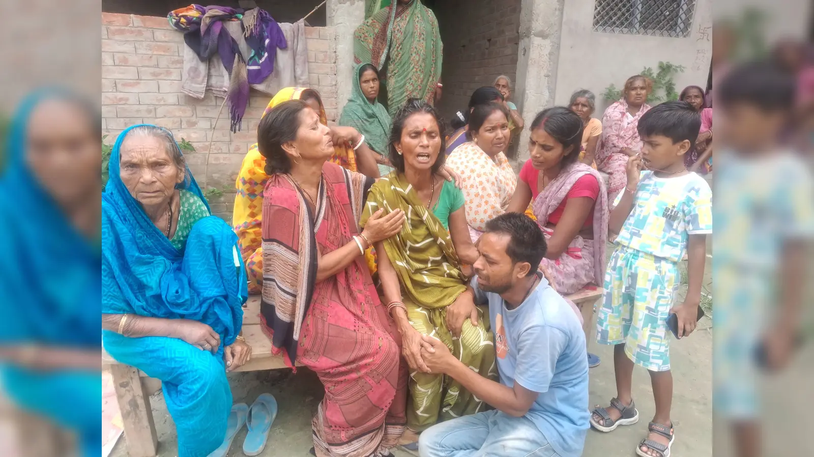 रोते-बिलखते परिजन व मृतक राजकुमार राय का फाइल फोटो | Prabhat Khabar Network रोते-बिलखते परिजन व मृतक राजकुमार राय का फाइल फोटो | Prabhat Khabar Network