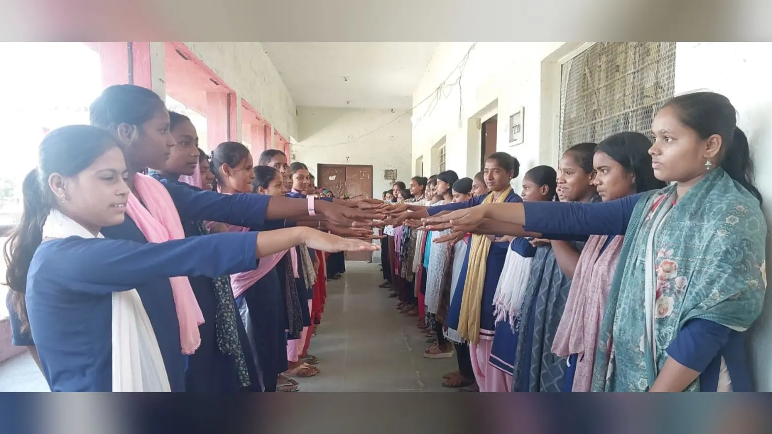 फोटो-3 बाल संरक्षण को लेकर शपथ लेते स्कूली छात्राएं. | Prabhat Khabar Network फोटो-3 बाल संरक्षण को लेकर शपथ लेते स्कूली छात्राएं. | Prabhat Khabar Network