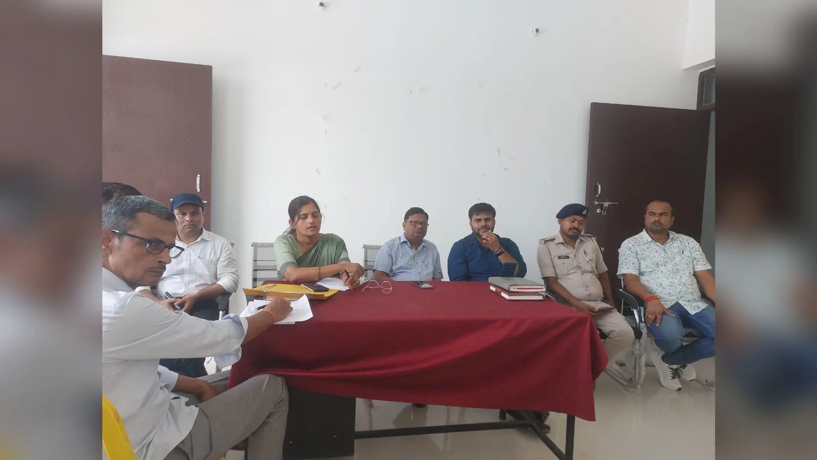 फोटो-2 बाढ़ अनुश्रवण समिति की बैठक में प्रखंड प्रमुख, बीडीओ, सीओ व अन्य. | Prabhat Khabar Network फोटो-2 बाढ़ अनुश्रवण समिति की बैठक में प्रखंड प्रमुख, बीडीओ, सीओ व अन्य. | Prabhat Khabar Network