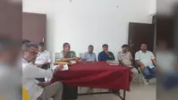 परसौनी में बाढ़ अनुश्रवण समिति की बैठक, देर से पहुंचीं सीडीपीओ की हाजिरी रोकी