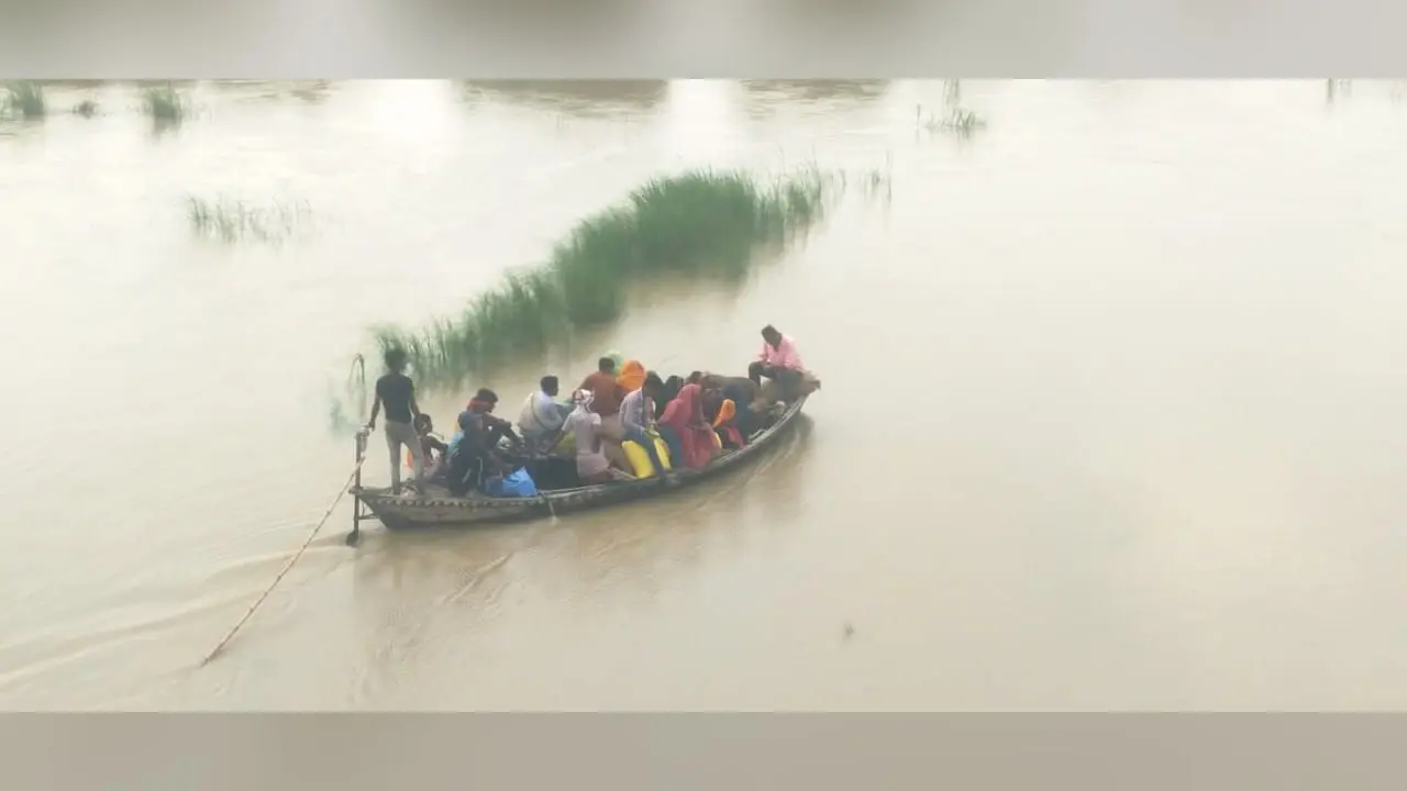 चौकिया गाँव के बाढ़ पीड़ित नाव से यातायात करते हुए। | Prabhat Khabar Network चौकिया गाँव के बाढ़ पीड़ित नाव से यातायात करते हुए। | Prabhat Khabar Network