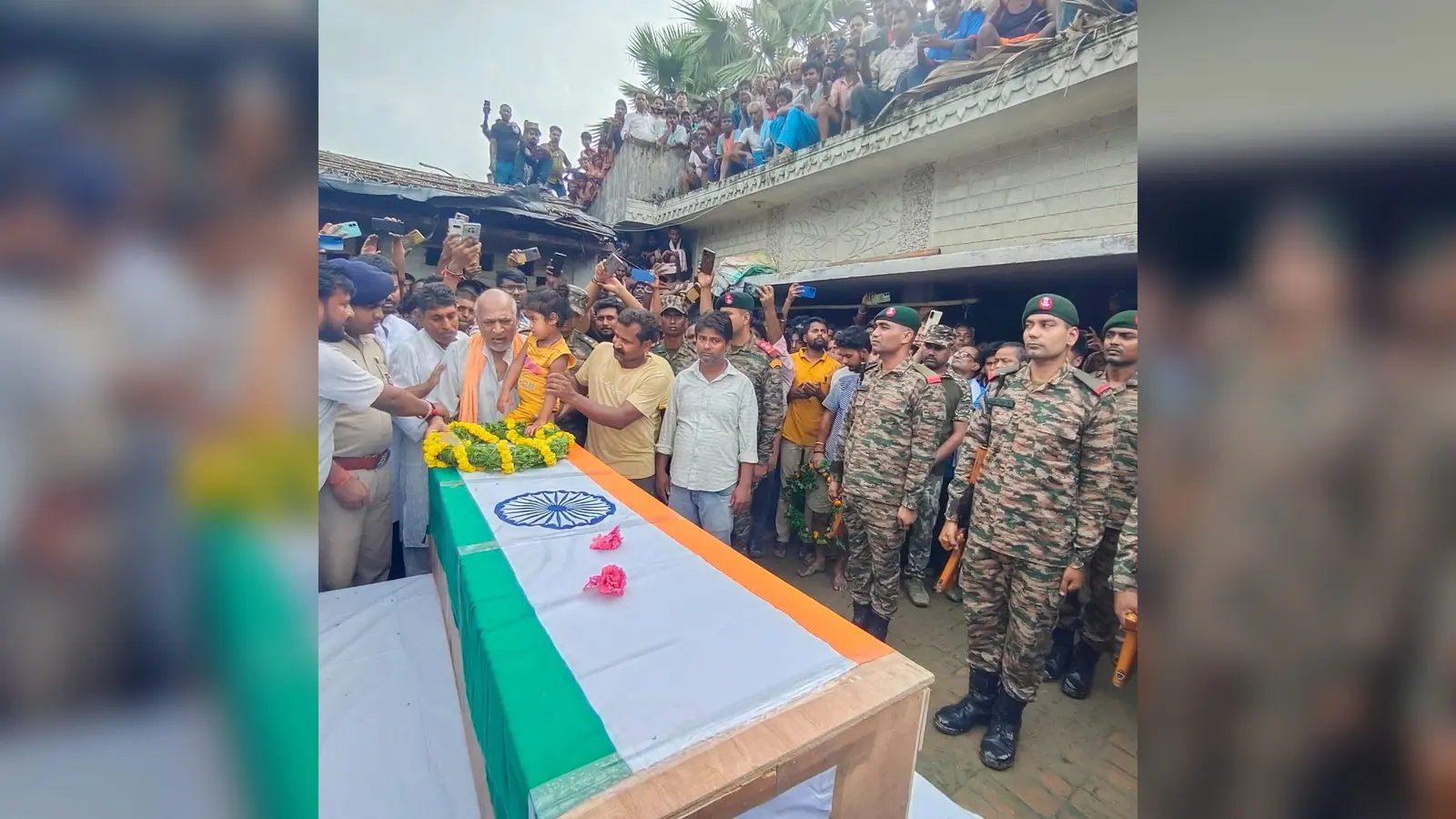 शौर्य चक्र देते पिता पत्नी परिजन व अन्य | Prabhat Khabar Network शौर्य चक्र देते पिता पत्नी परिजन व अन्य | Prabhat Khabar Network