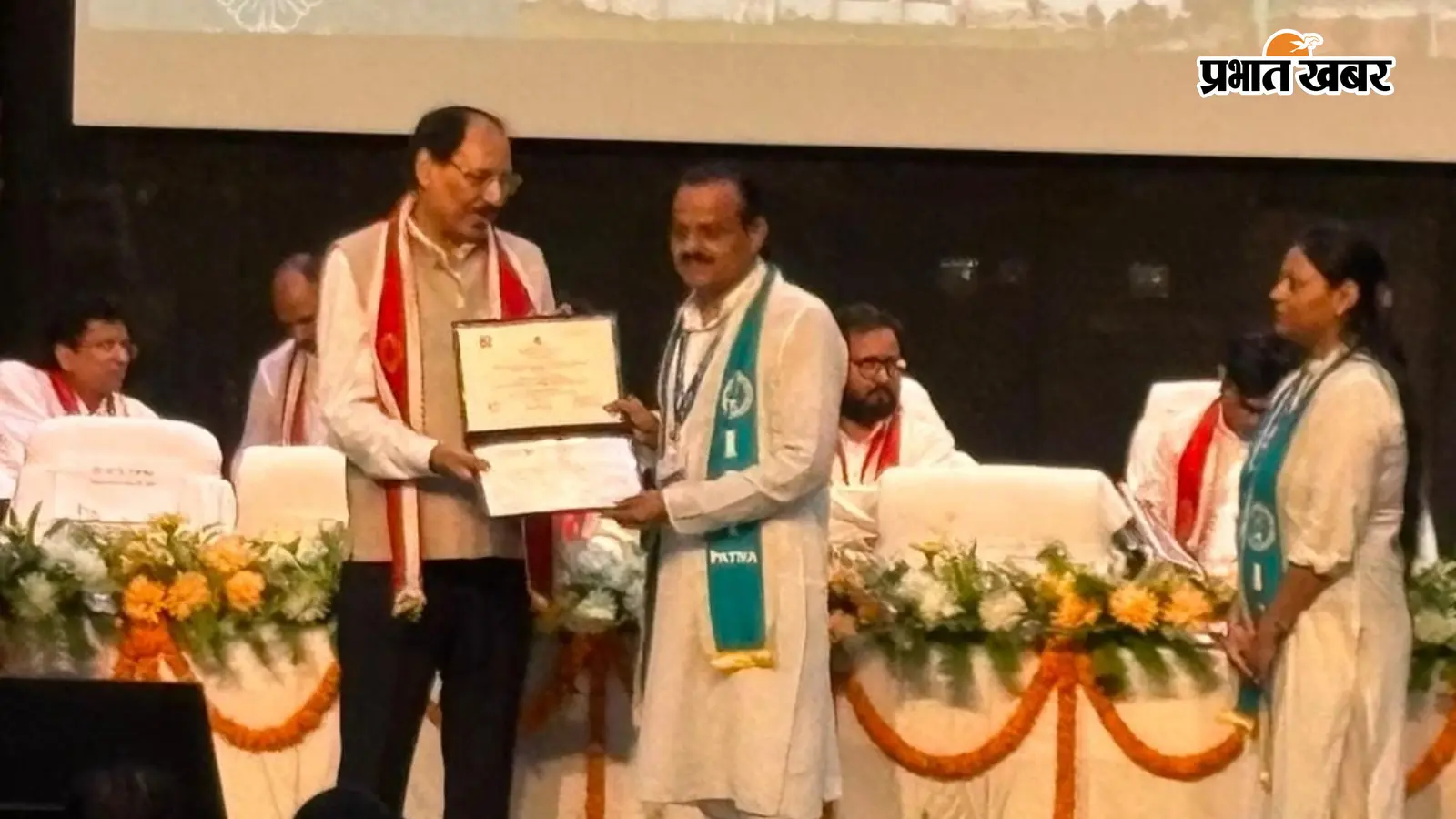 दीक्षांत समारोह में MBA की उपाधी लेते शिक्षक अंशु कुमार सिंह दीक्षांत समारोह में MBA की उपाधी लेते शिक्षक अंशु कुमार सिंह