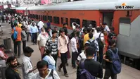 लखीसराय में रेलवे ट्रैक डूबने से पटना आने वाली कई ट्रेनें घंटों लेट, यात्रियों की बढ़ी परेशानी