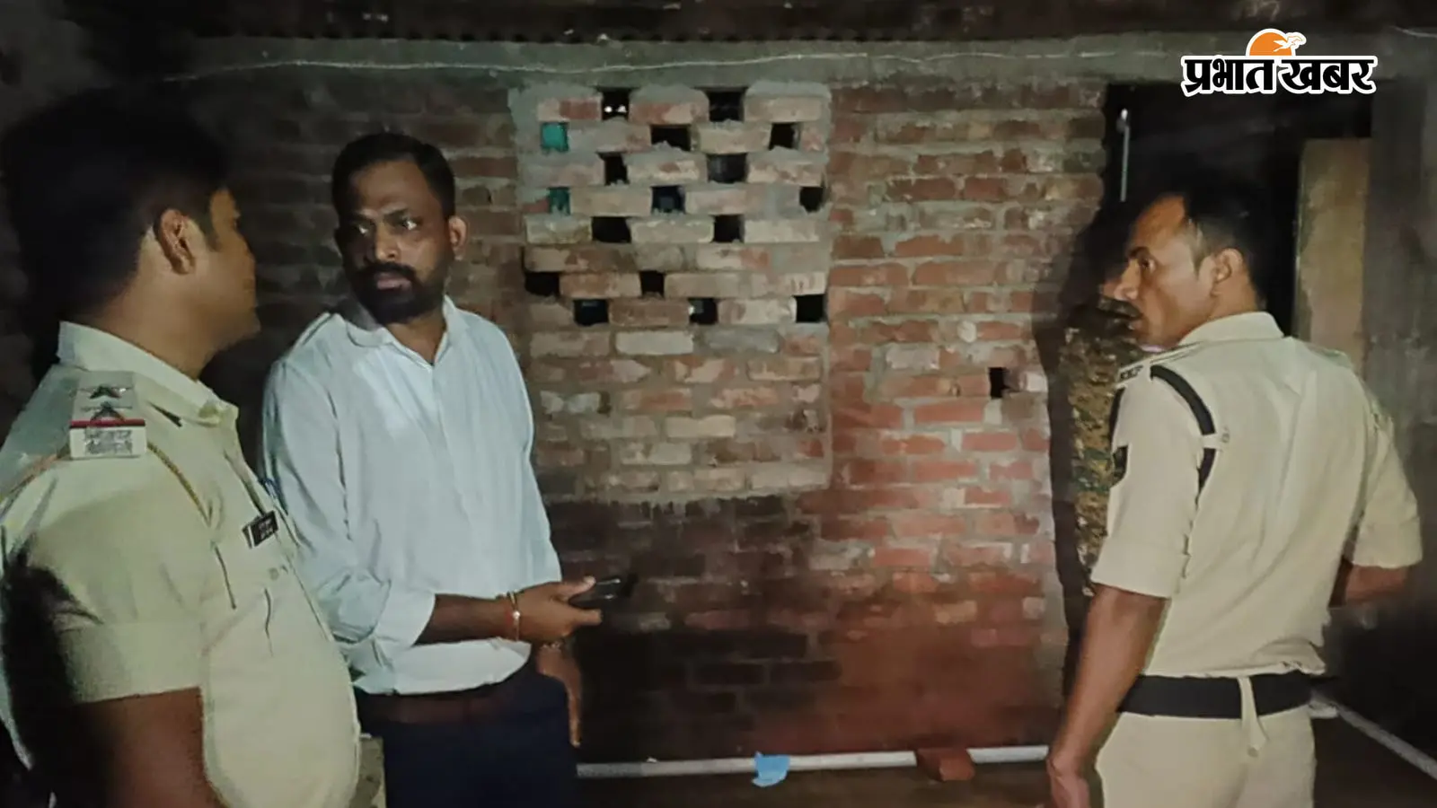 घटनास्थल पर जांच करती पुलिस घटनास्थल पर जांच करती पुलिस