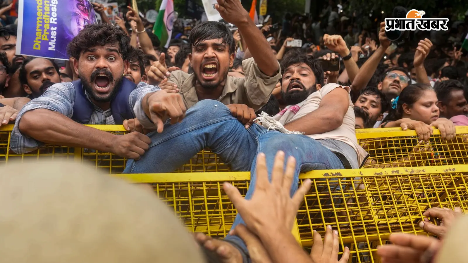 कॉकरोच जनता पार्टी का प्रदर्शन, फोटो- पीटीआई कॉकरोच जनता पार्टी का प्रदर्शन, फोटो- पीटीआई