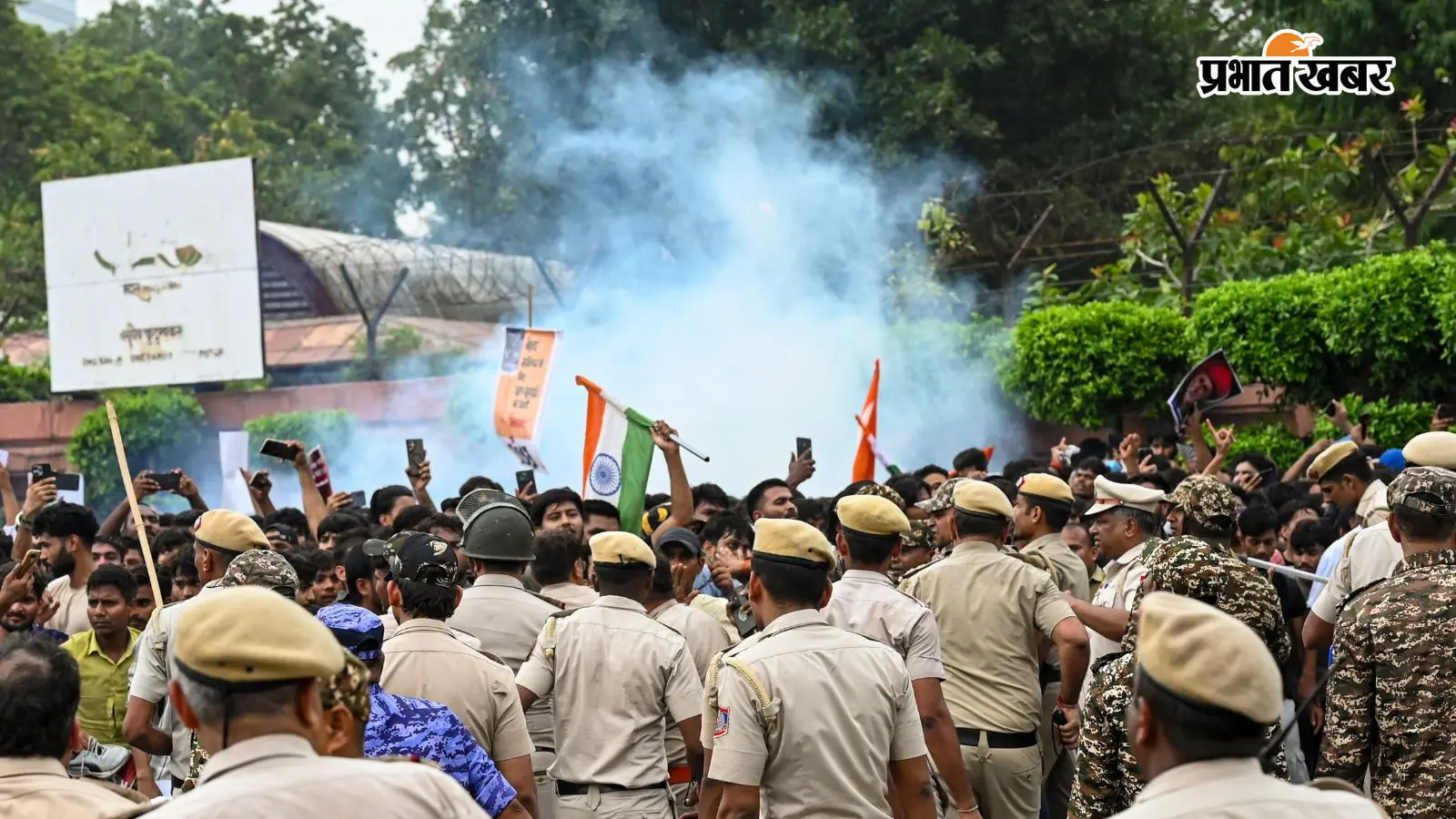 प्रदर्शनकारियों को रोकती दिल्ली पुलिस, फोटो पीटीआई प्रदर्शनकारियों को रोकती दिल्ली पुलिस, फोटो पीटीआई