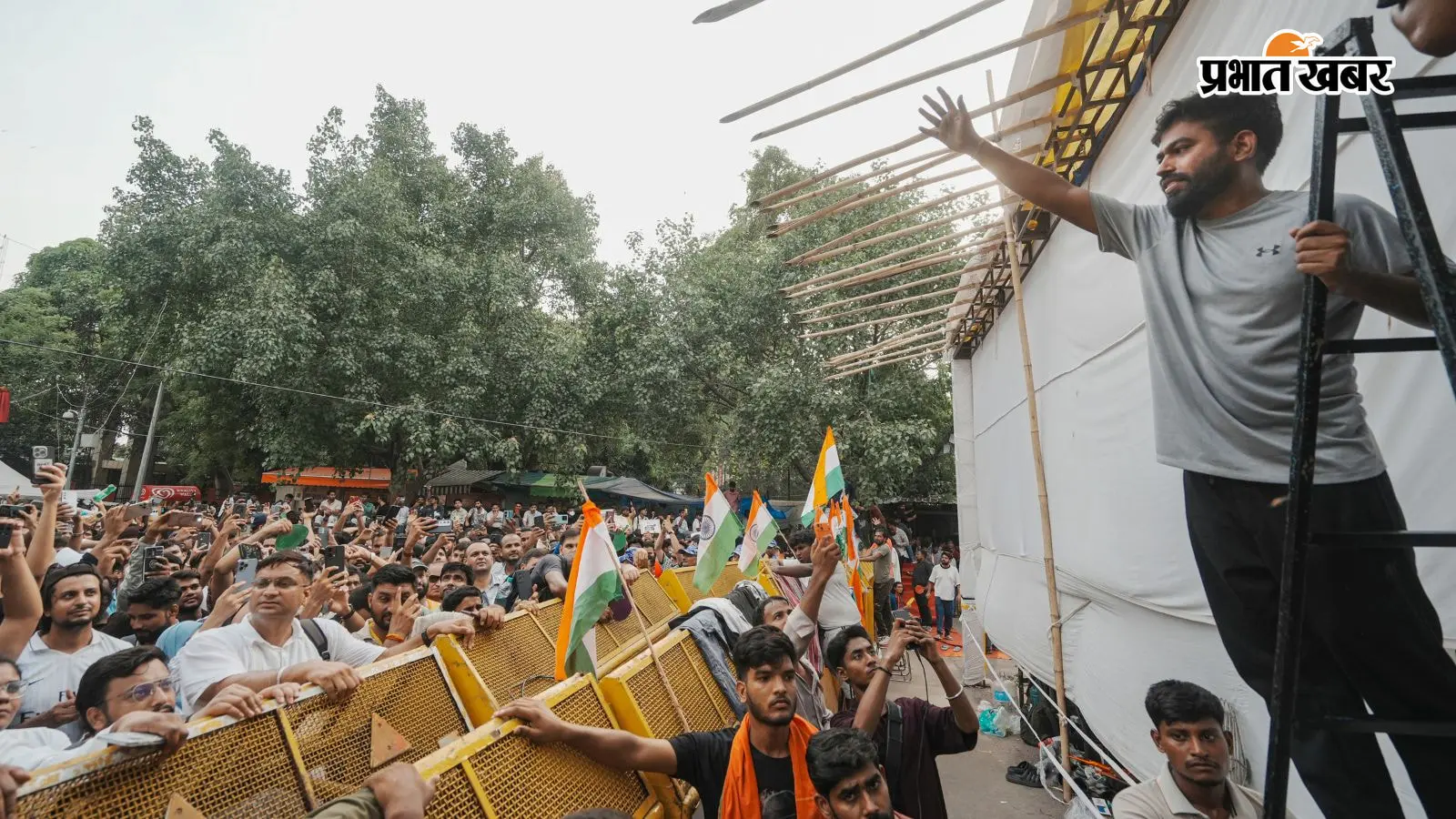कॉकरोच जनता पार्टी का प्रदर्शन (Photo: PTI) कॉकरोच जनता पार्टी का प्रदर्शन (Photo: PTI)