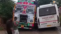 गया जी में रजकेल पुल की जर्जर अप्रोच सड़क बनी जानलेवा, चार घंटे फंसे रहे ट्रक और बस
