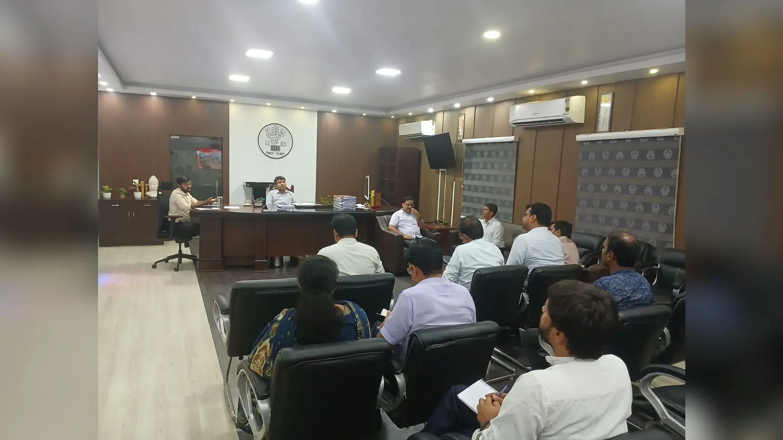 अधिकारियों के साथ बैठक करते डीएम | Prabhat Khabar Network अधिकारियों के साथ बैठक करते डीएम | Prabhat Khabar Network