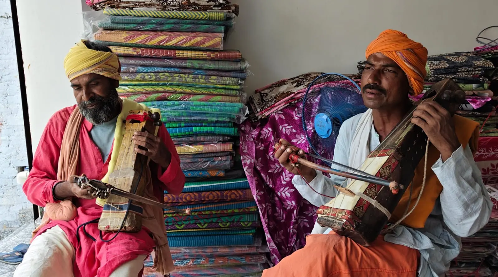 महुआ में गोपीचंद की सुरीली आवाज सुनने को लोग बेताब महुआ में गोपीचंद की सुरीली आवाज सुनने को लोग बेताब