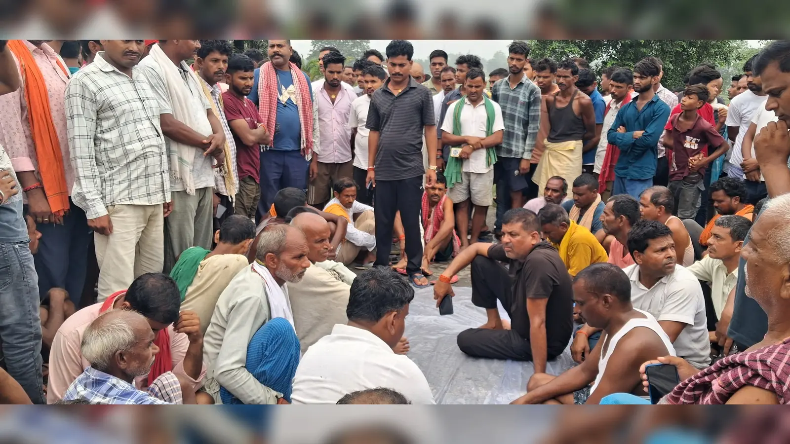 हत्या के विरोध में घघंरी के पास एनएच 22 सड़क जाम हत्या के विरोध में घघंरी के पास एनएच 22 सड़क जाम