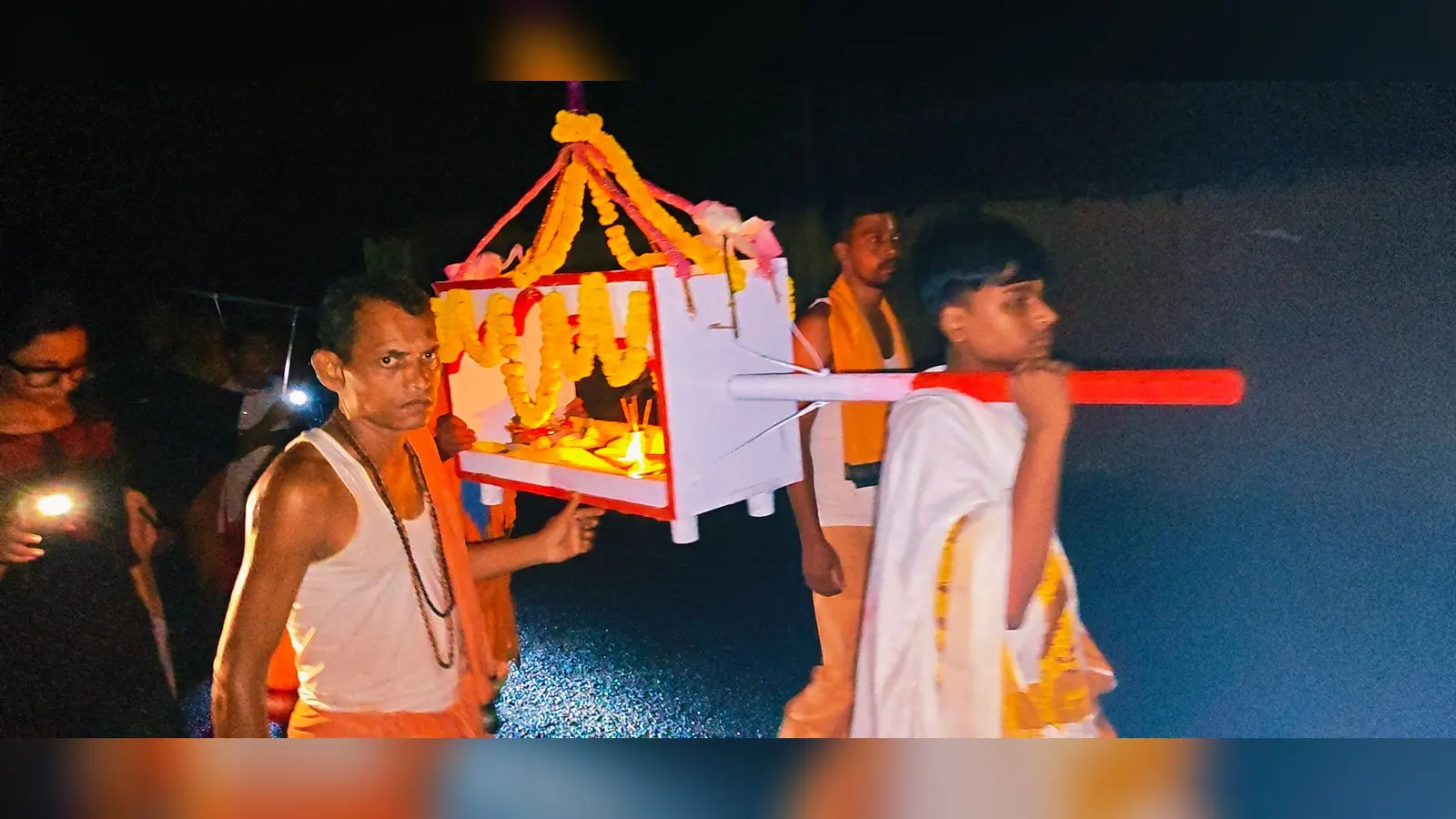 हरिभंजा में मां लक्ष्मी की प्रतिमा को पालकी में लेकर जाते श्रद्धालु | Prabhat Khabar Network हरिभंजा में मां लक्ष्मी की प्रतिमा को पालकी में लेकर जाते श्रद्धालु | Prabhat Khabar Network
