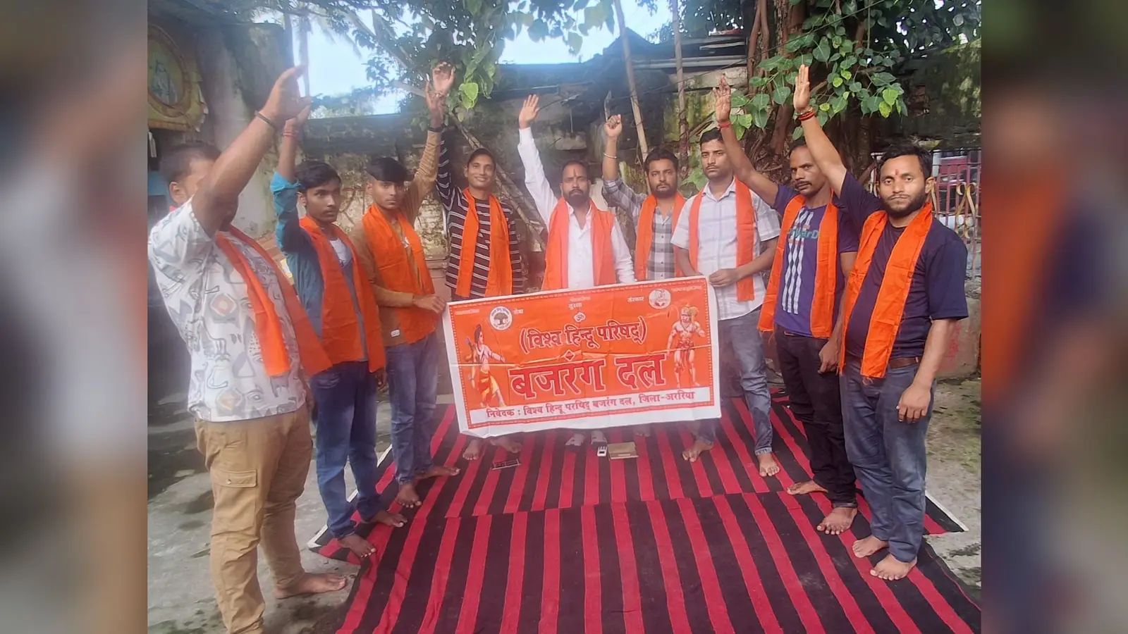 कार्यक्रम में शामिल बजरंग दल सदस्य व अन्य. | Prabhat Khabar Network कार्यक्रम में शामिल बजरंग दल सदस्य व अन्य. | Prabhat Khabar Network