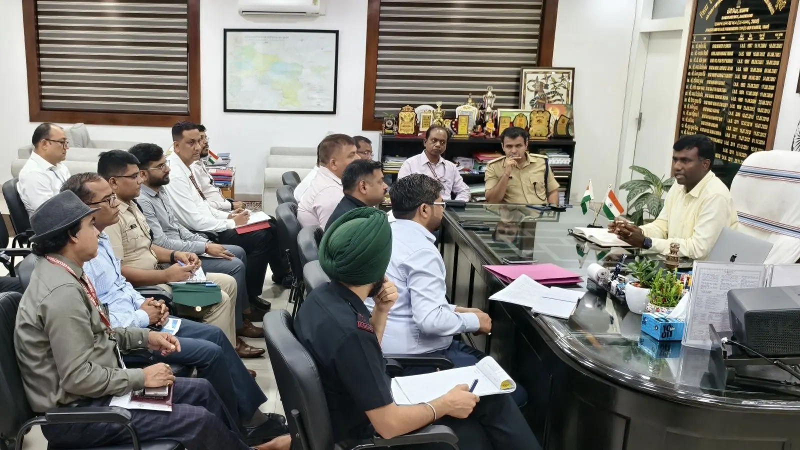 डूरंड कप को लेकर बैठक करते डीसी डूरंड कप को लेकर बैठक करते डीसी