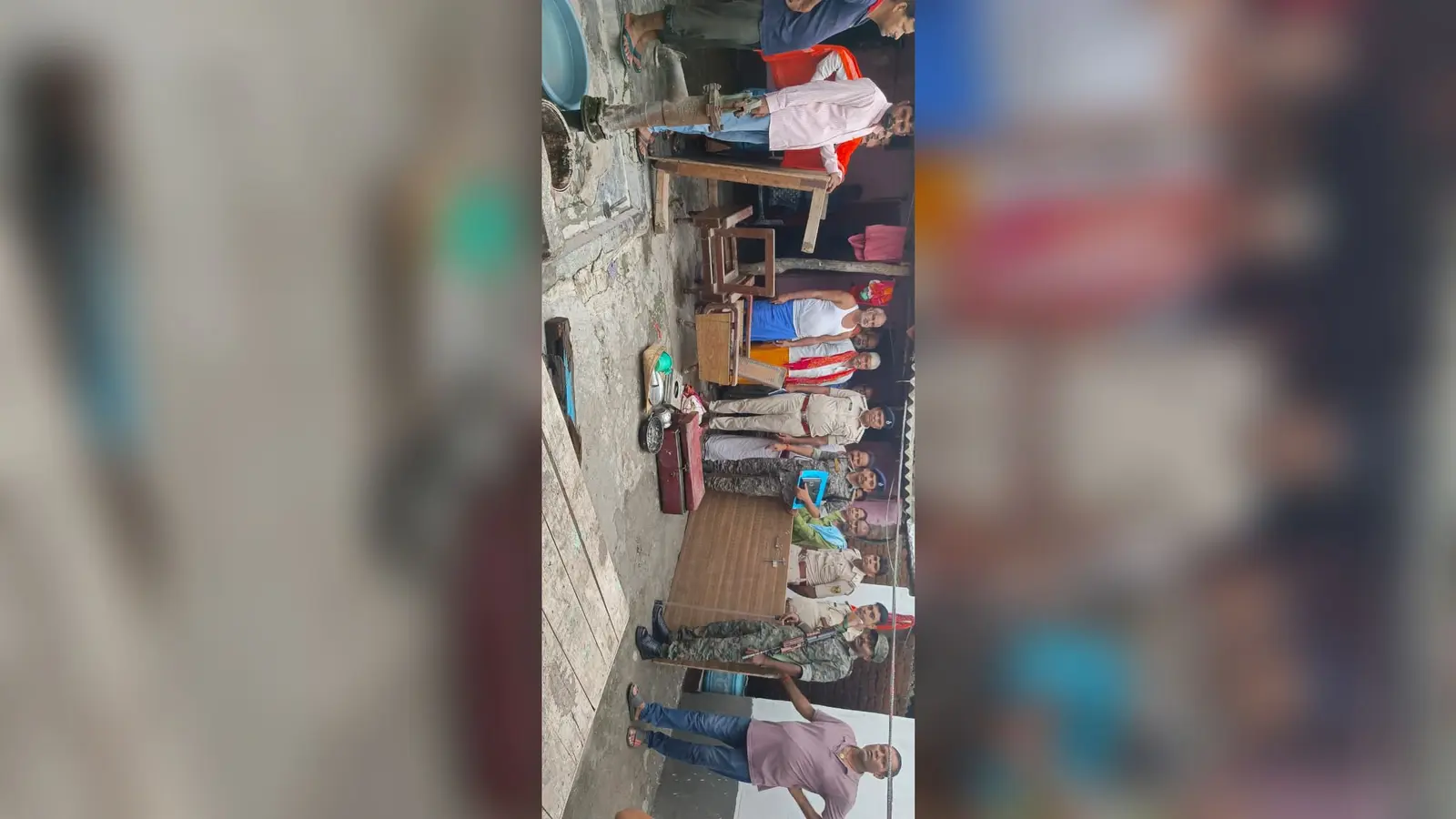 कुर्की जब्ती की कारवाई करती पुलिस | Prabhat Khabar Network कुर्की जब्ती की कारवाई करती पुलिस | Prabhat Khabar Network